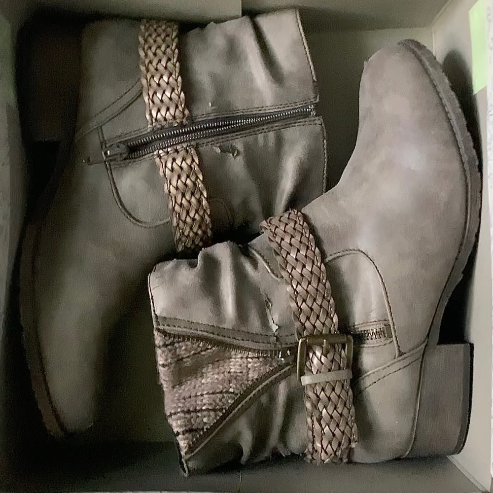 Mudd Women’s Low Heel Ankle Boots size 9